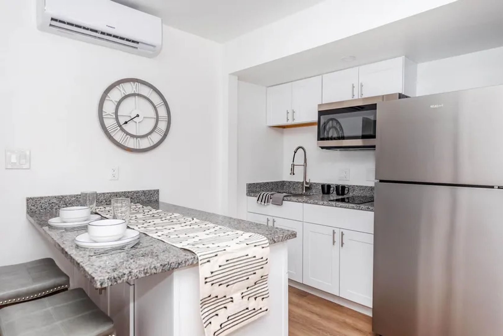 Rio Rancho Apartment: 1465 Rio Rancho Blvd SE