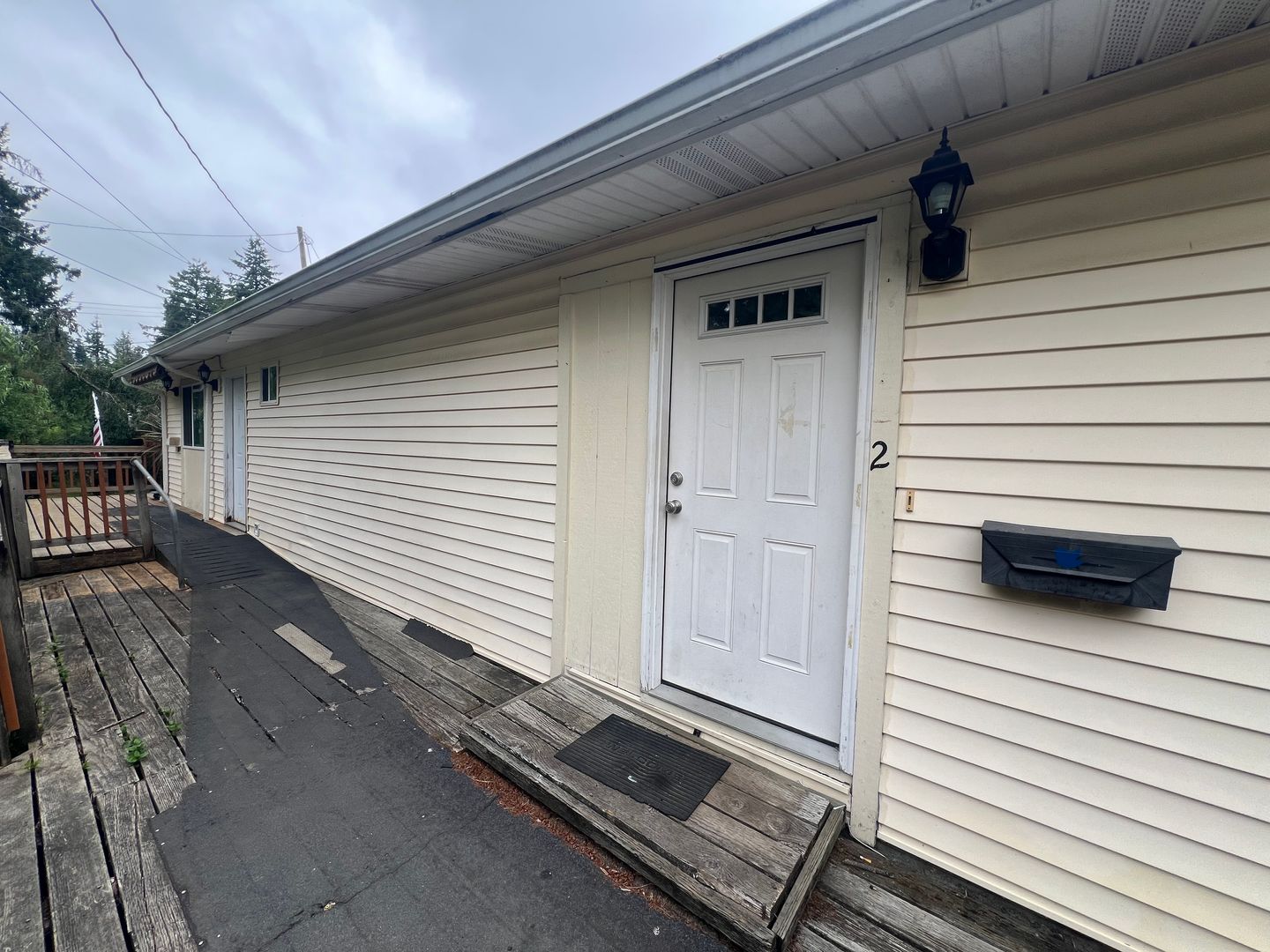 Coquille Apartment: 610-620 W Central Blvd.