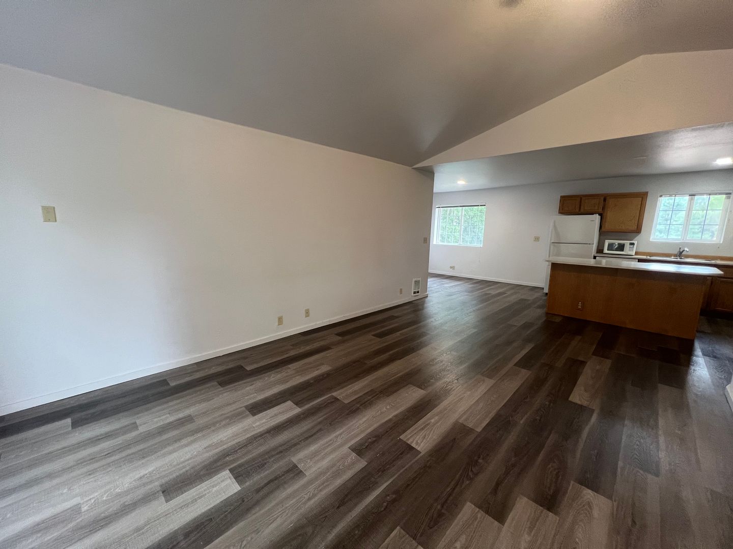 Coquille Apartment: 610-620 W Central Blvd.