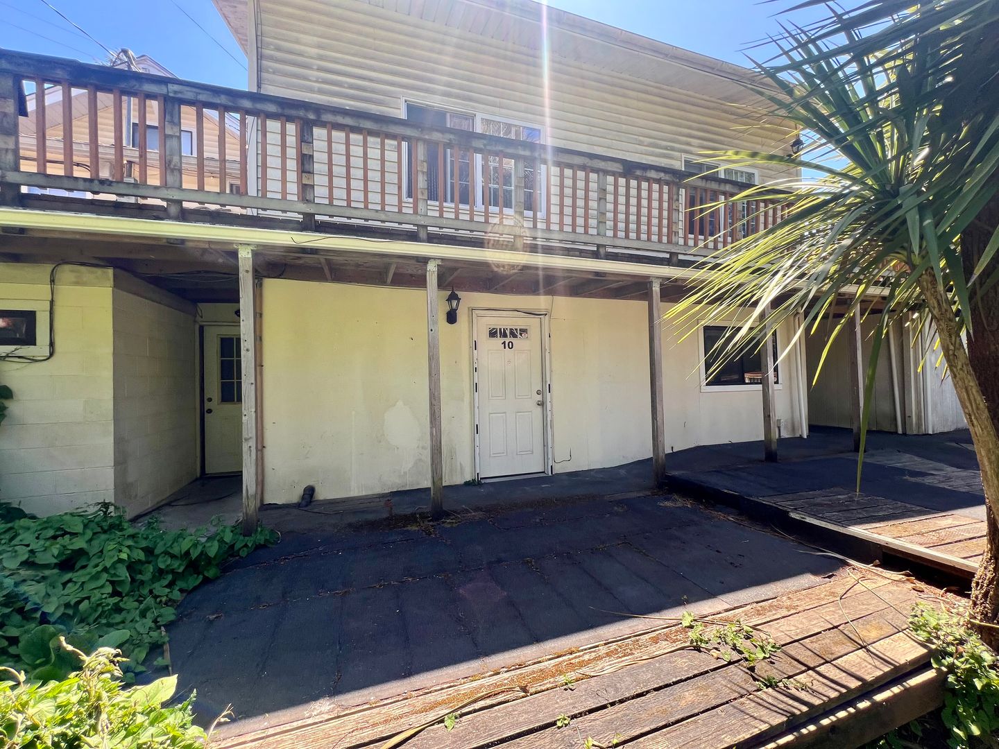 Coquille Apartment: 610-620 W Central Blvd.