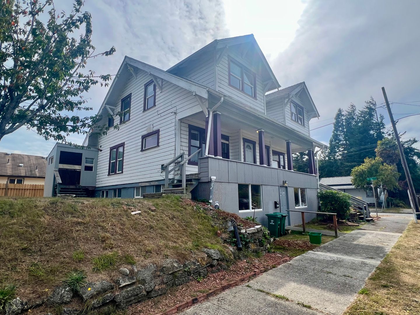 Coos Bay Apartment: 875-879 Donnelly Ave