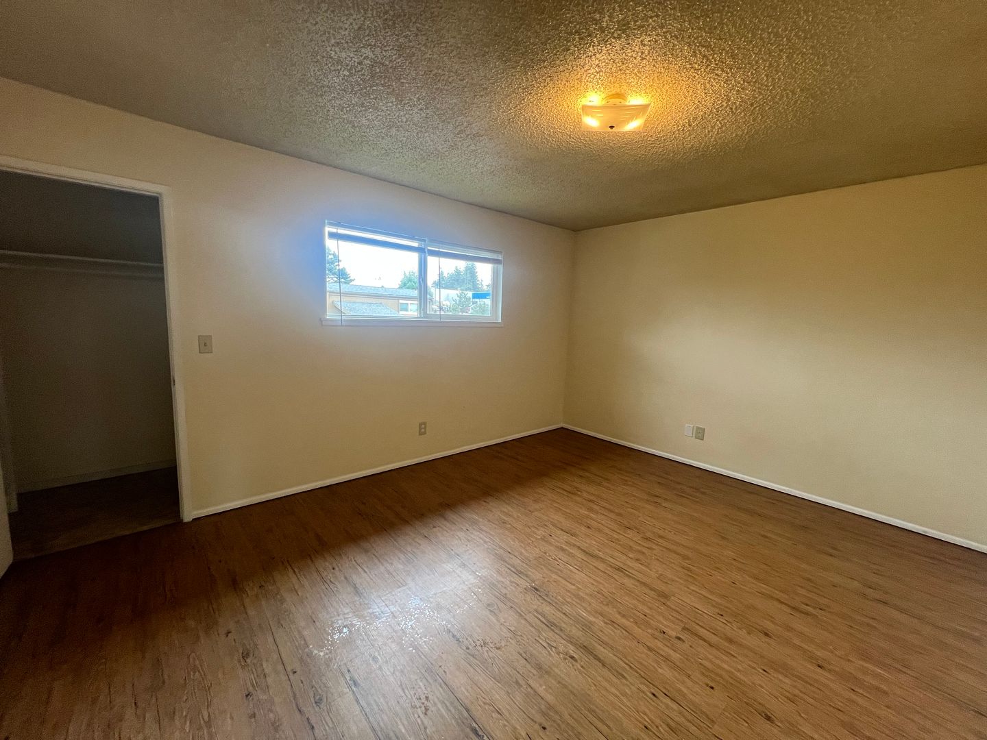 Coos Bay Apartment: 1864 Thomas Street