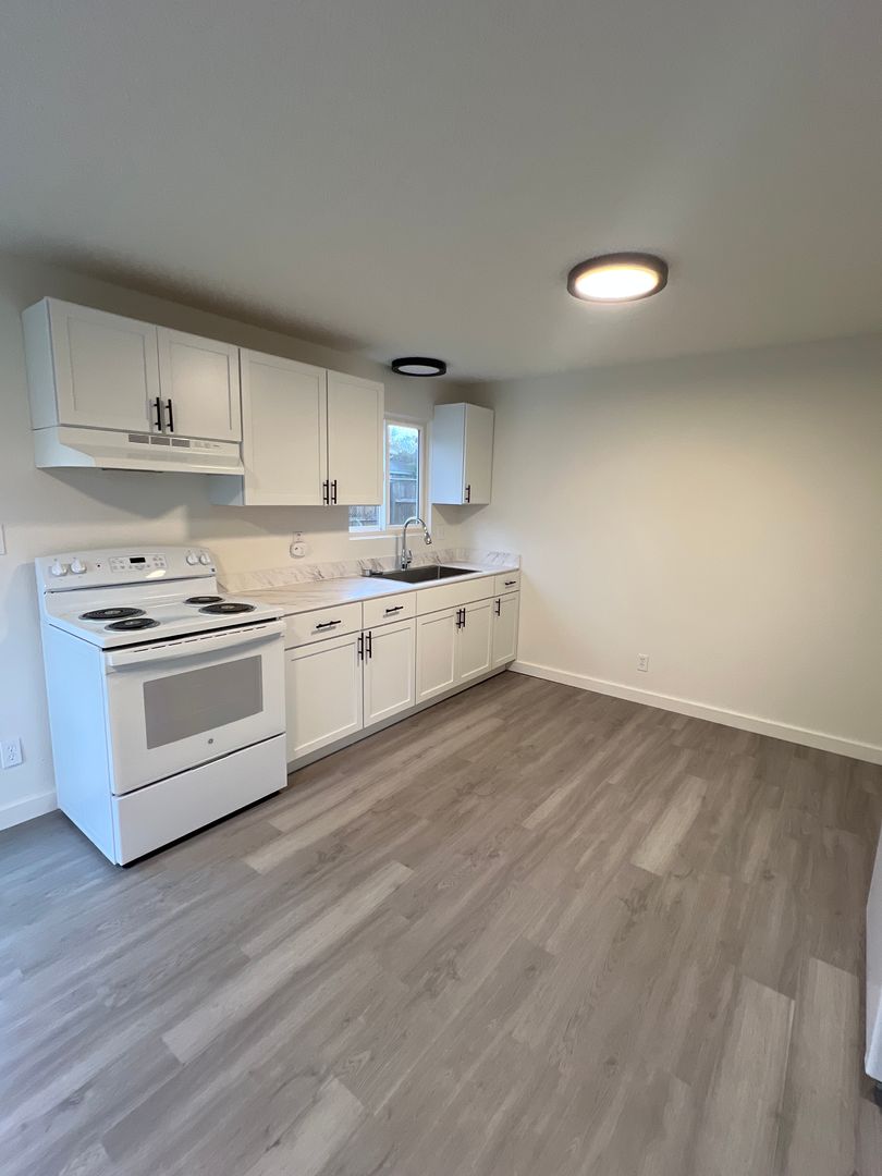 Coos Bay Apartment: 550 Schetter Avenue