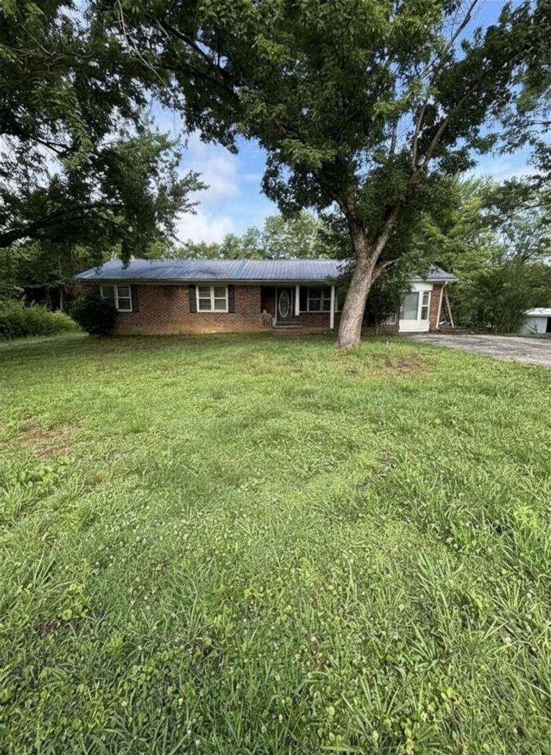 McMinnville House: 143 Roy Webb Road