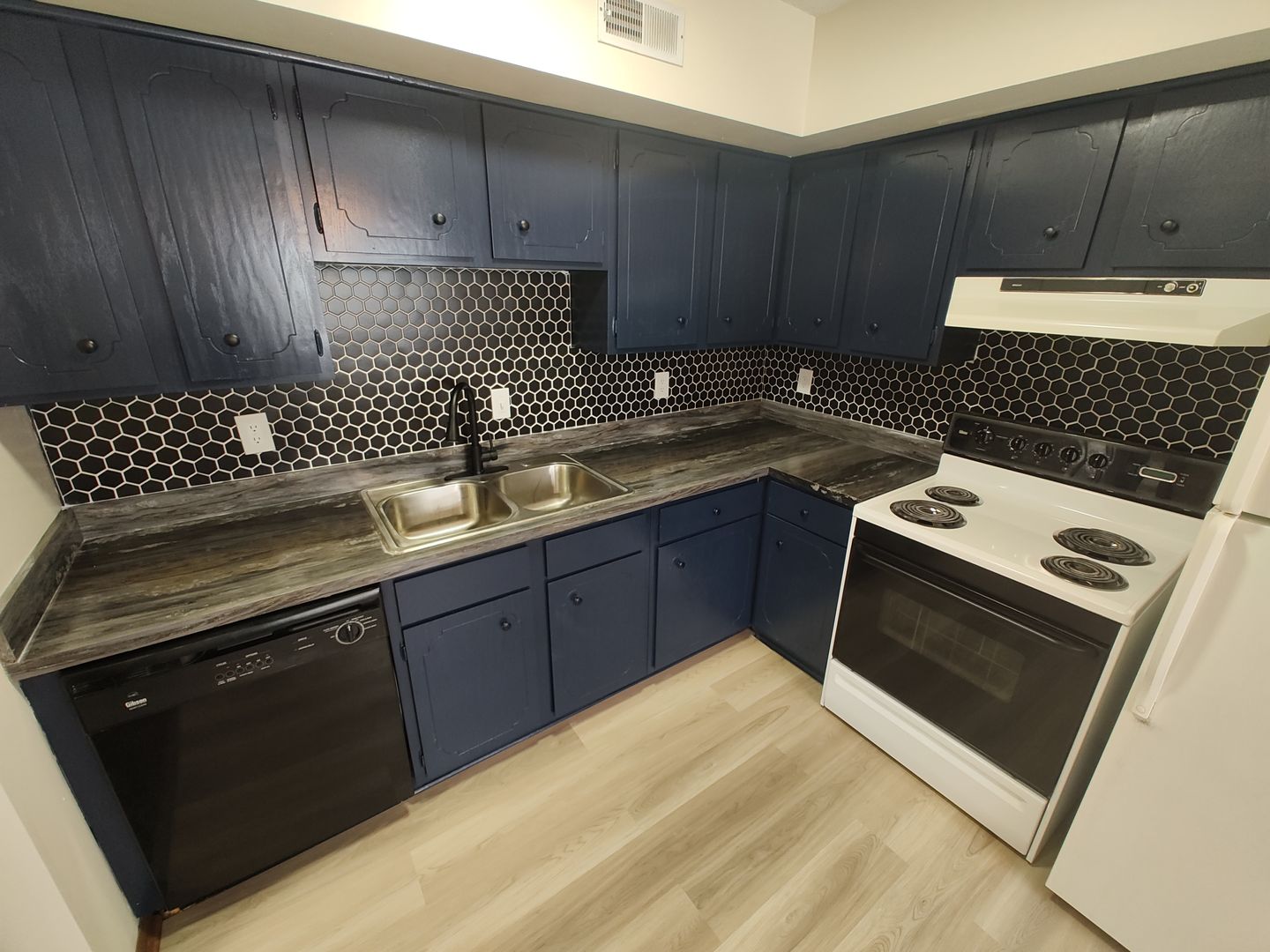 Lincoln Apartment: 2532 T Street