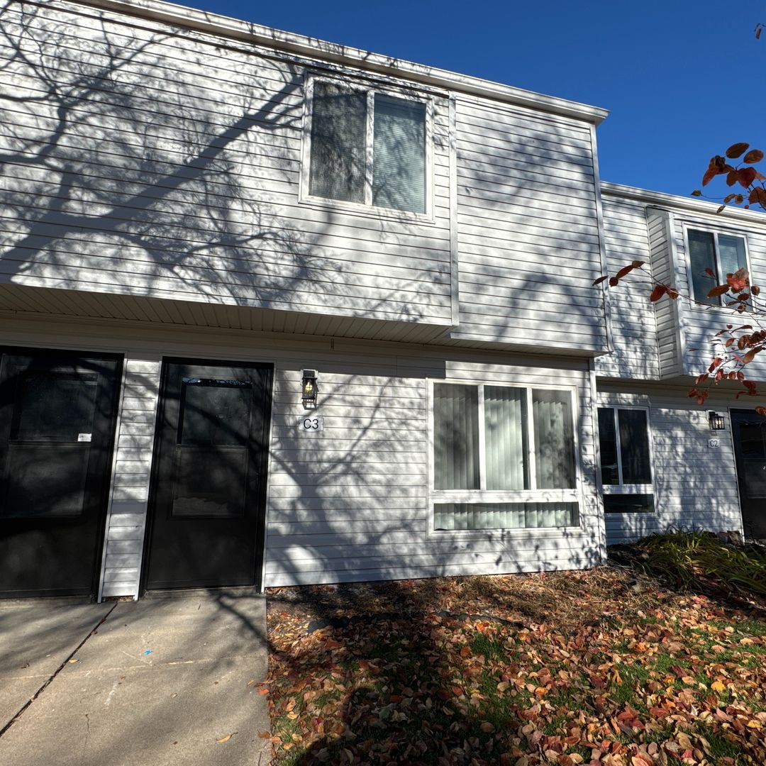 Lincoln Apartment: 6235 Holdrege Street