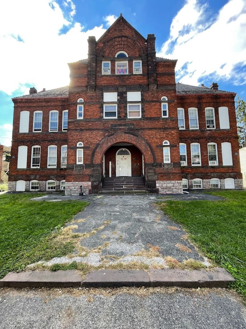 York Apartment: 610 W Philadelphia St