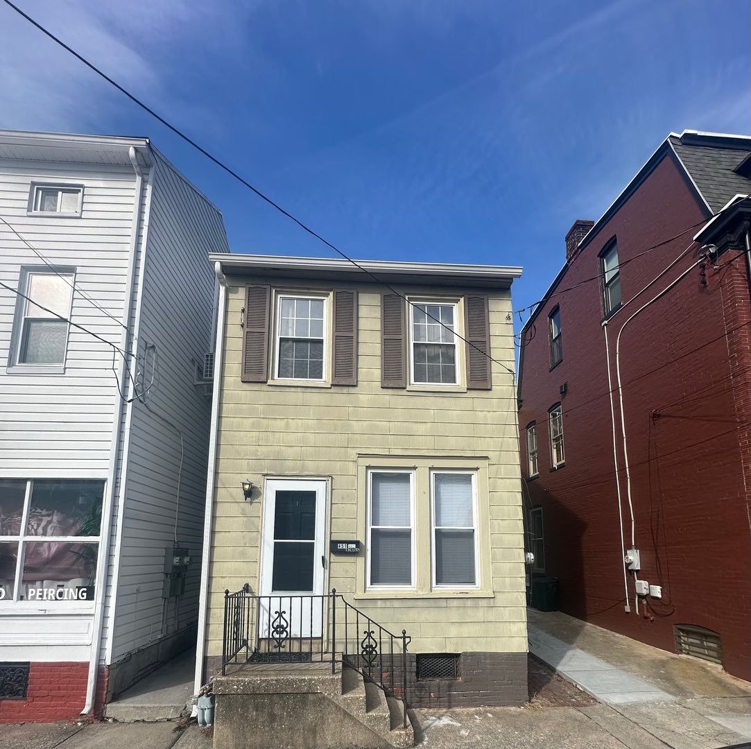 Columbia House: 451 Cherry Street