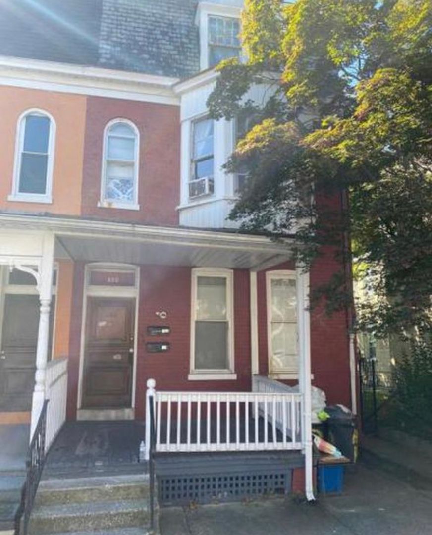 York Apartment: 650 W King St