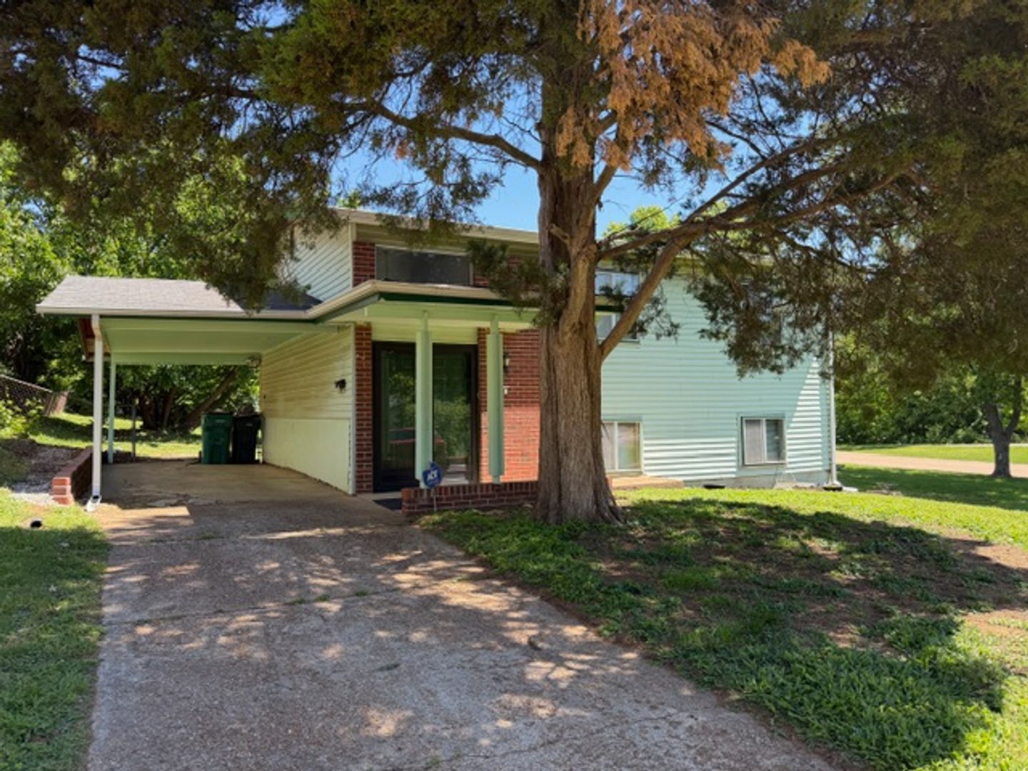 Saint Louis House: 153 Willis Ave