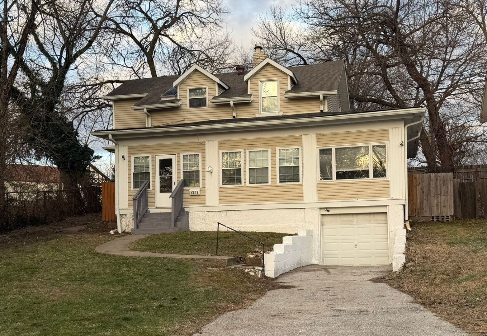 Saint Louis House: 7271 ST ANDREWS RD