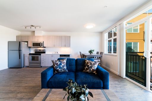 Open & Airy: 2-Bedroom, 2-Bath – photo 1