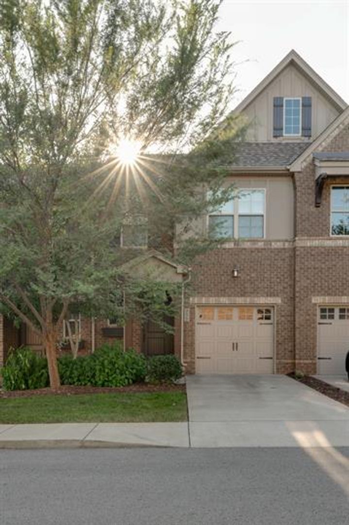 Hendersonville House: 335 Coronado Private Circle