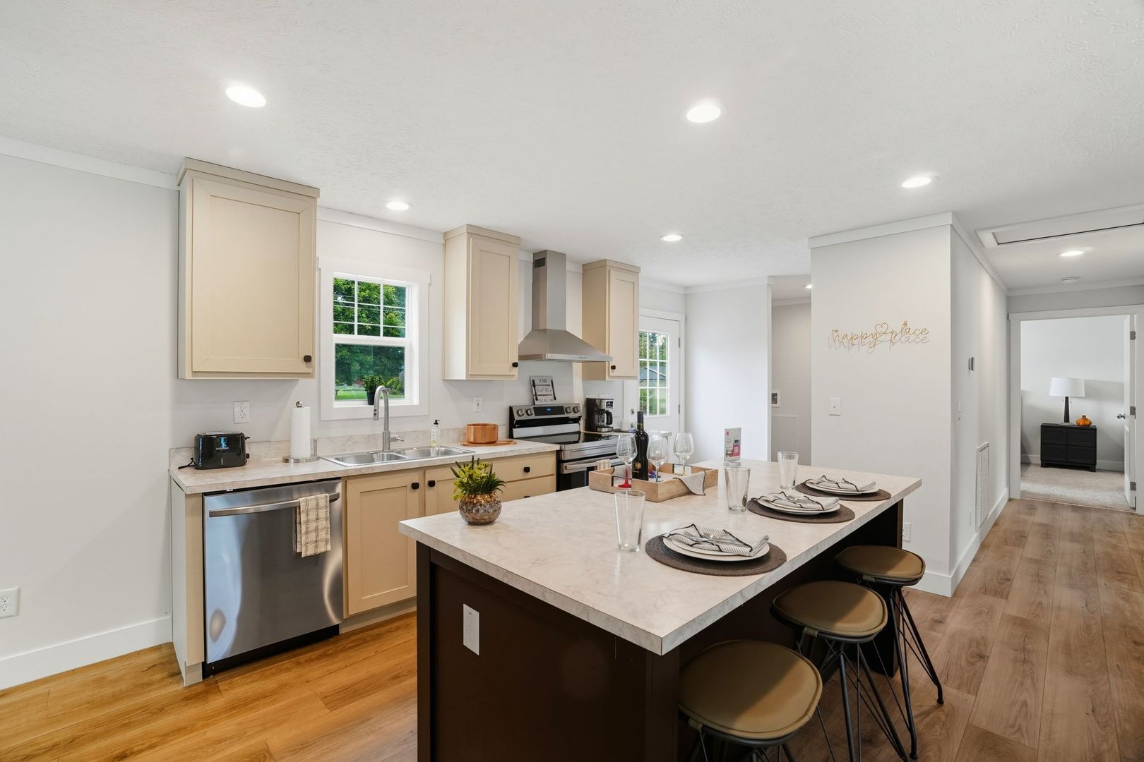 Hickory Apartment: 2102 24th St NE