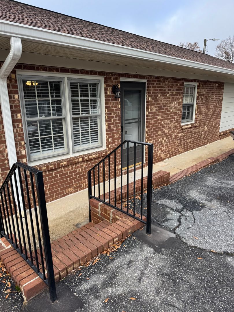 Hickory Apartment: 525 12th St SW