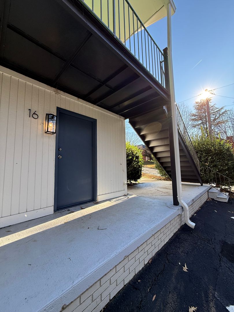 Hickory Apartment: 230 13th Ave Pl NW