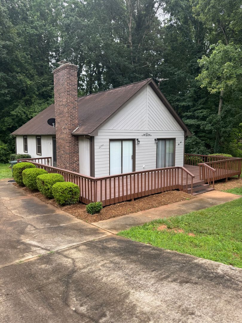 Newton House: 2277 Starbrooke Dr