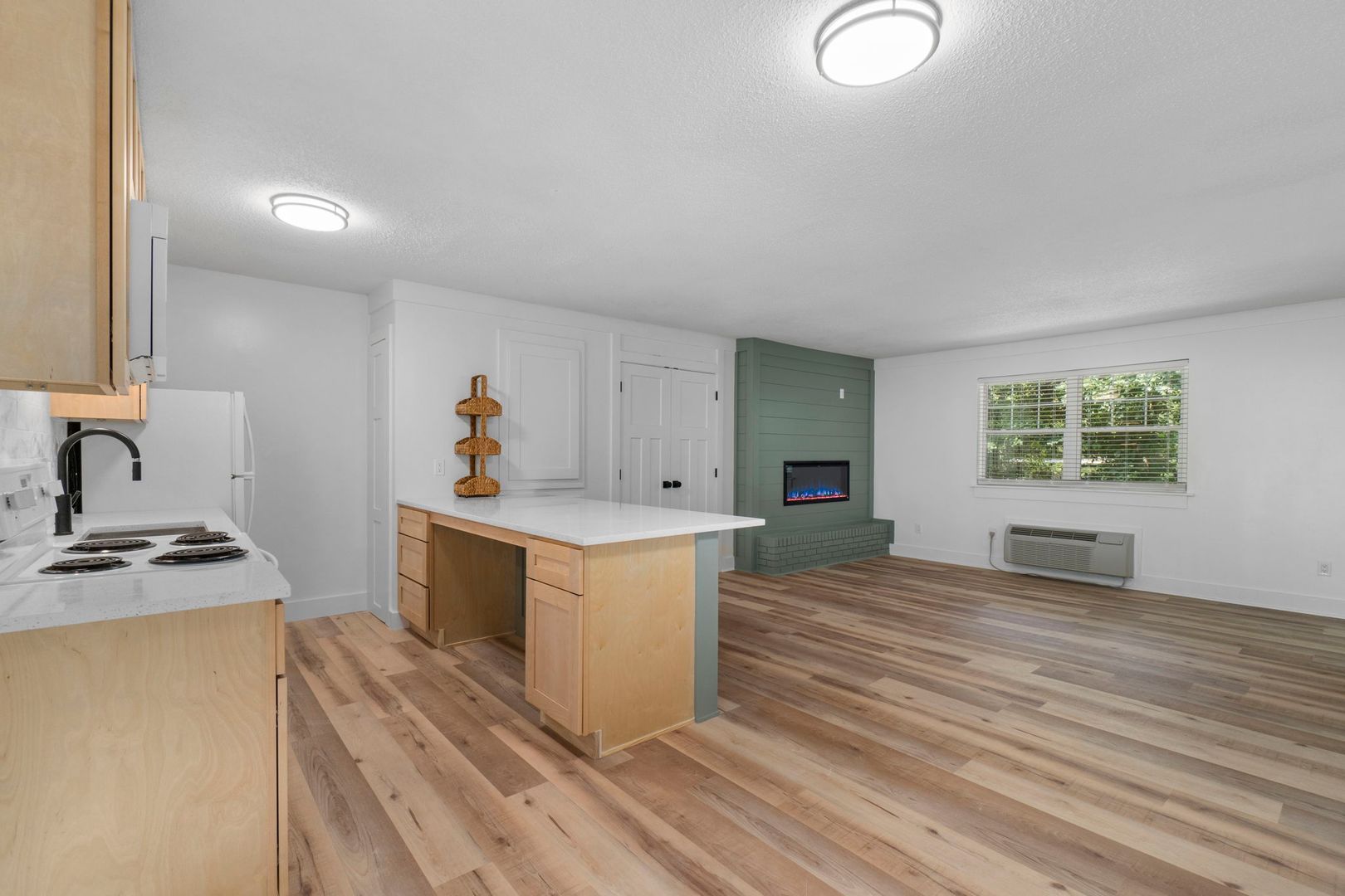 Hickory Apartment: 230 13th Ave Pl NW