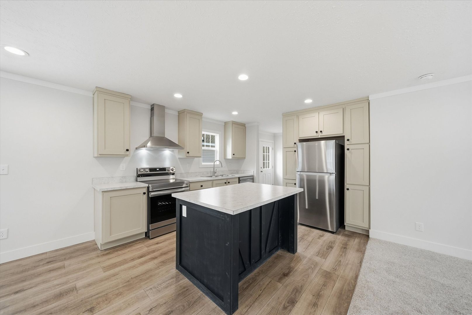 Hickory Apartment: 2102 24th St NE