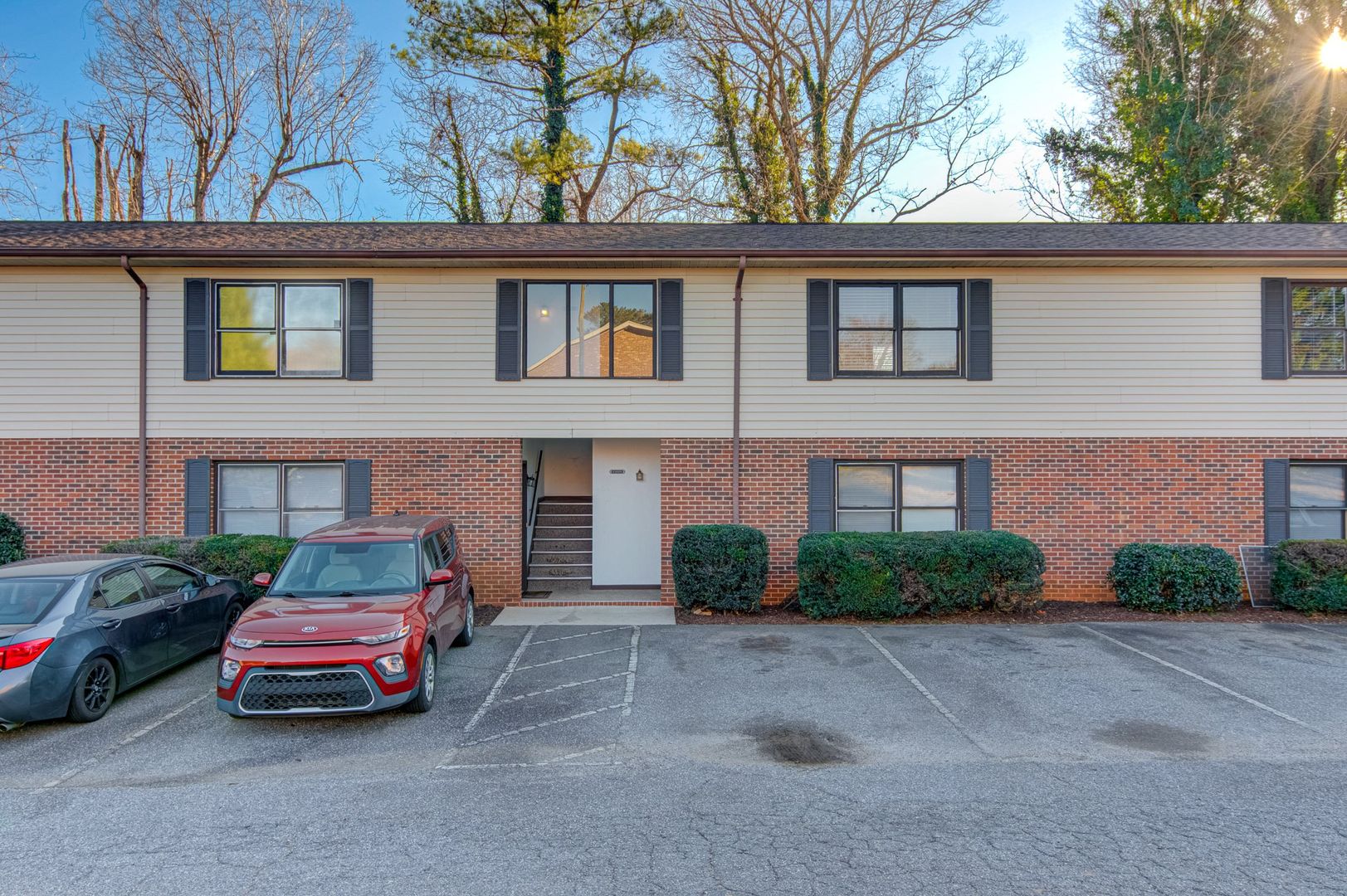 Hickory Apartment: 525 12th St SW