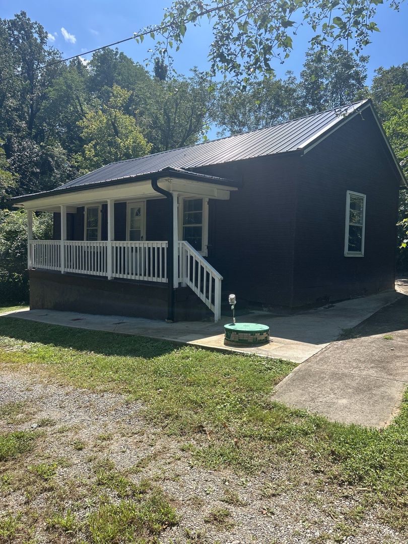 Morganton House: 419 1/2 W Concord St