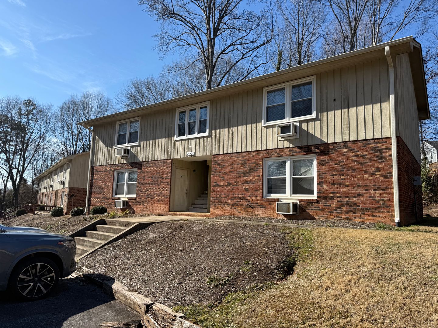 Hickory Apartment: 655 7th Ave SW