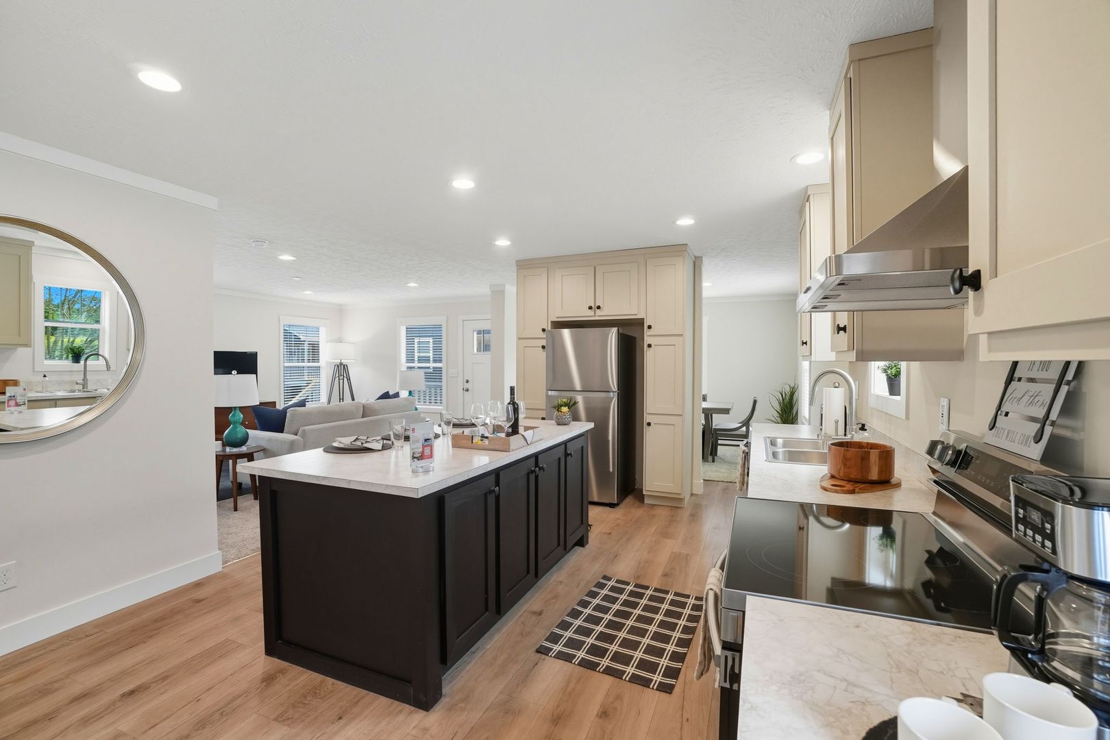 Hickory Apartment: 2102 24th St NE