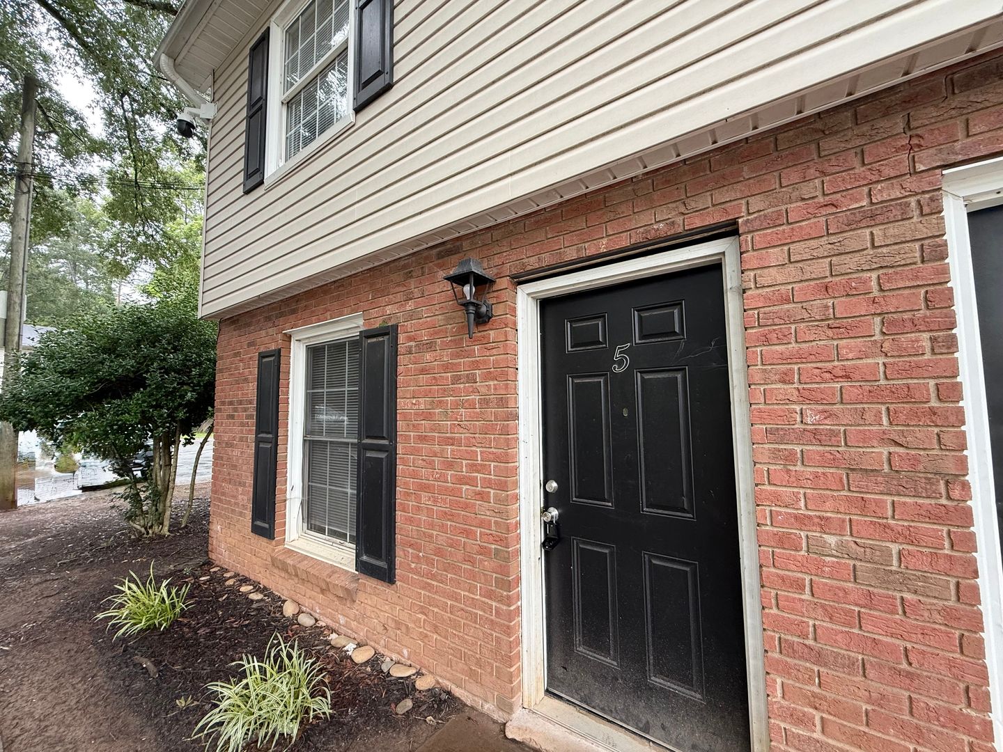 Hickory Apartment: 405 17th Ave NE