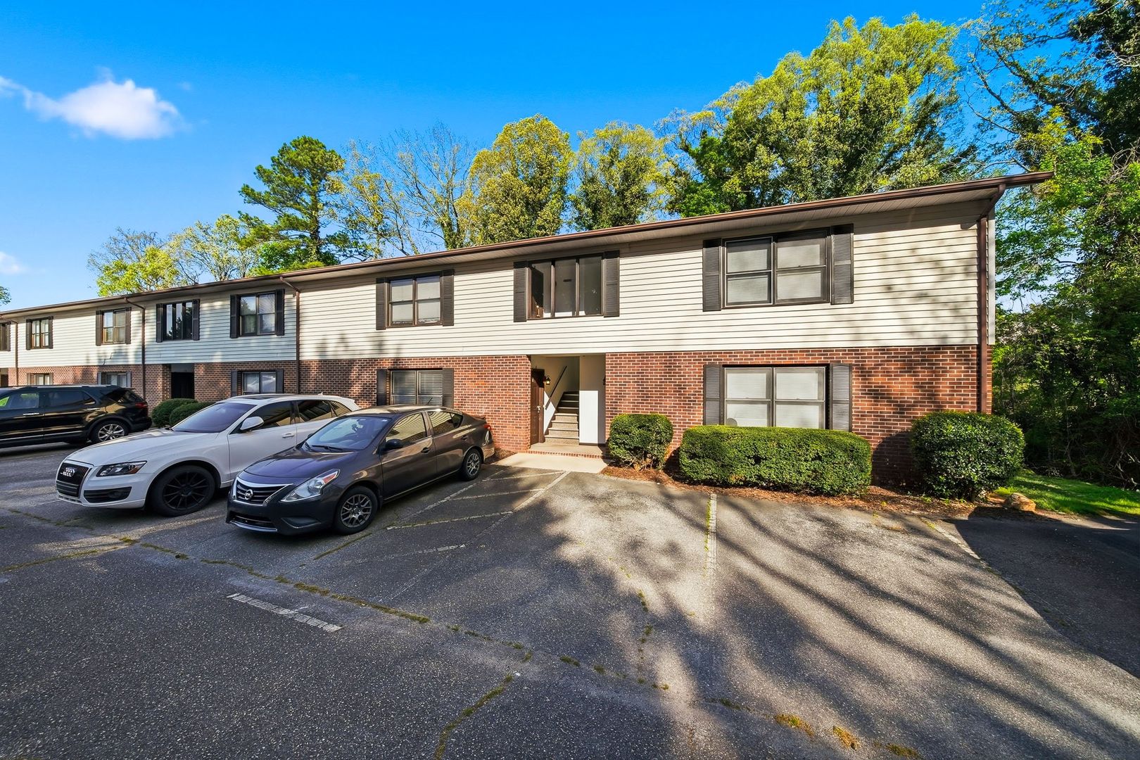 Hickory Apartment: 525 12th St SW