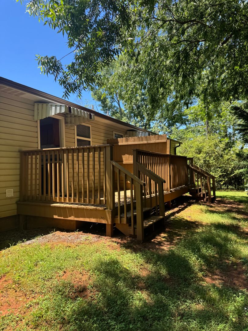 Newton Apartment: 2077 N Whisnant Avenue