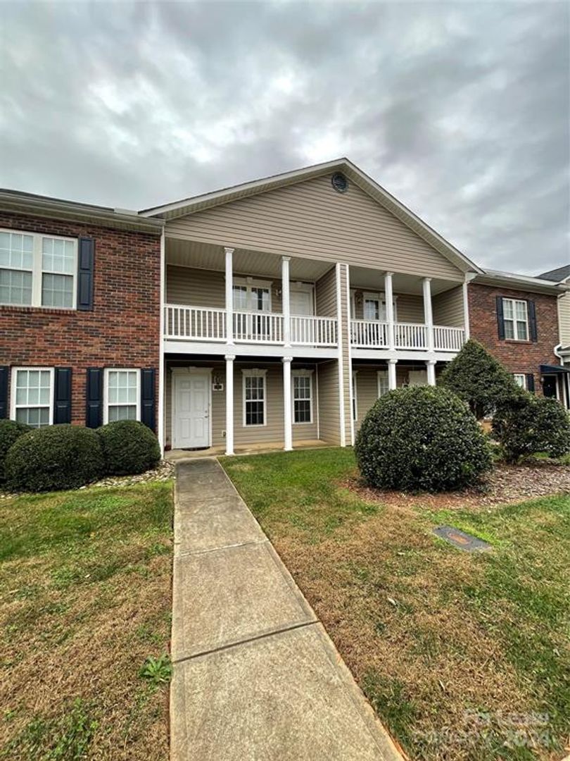 Hickory Townhome: 1615 Oak Leaf Dr
