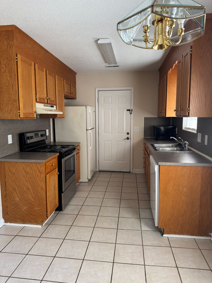 Hickory House: 1726 18TH Ave NE