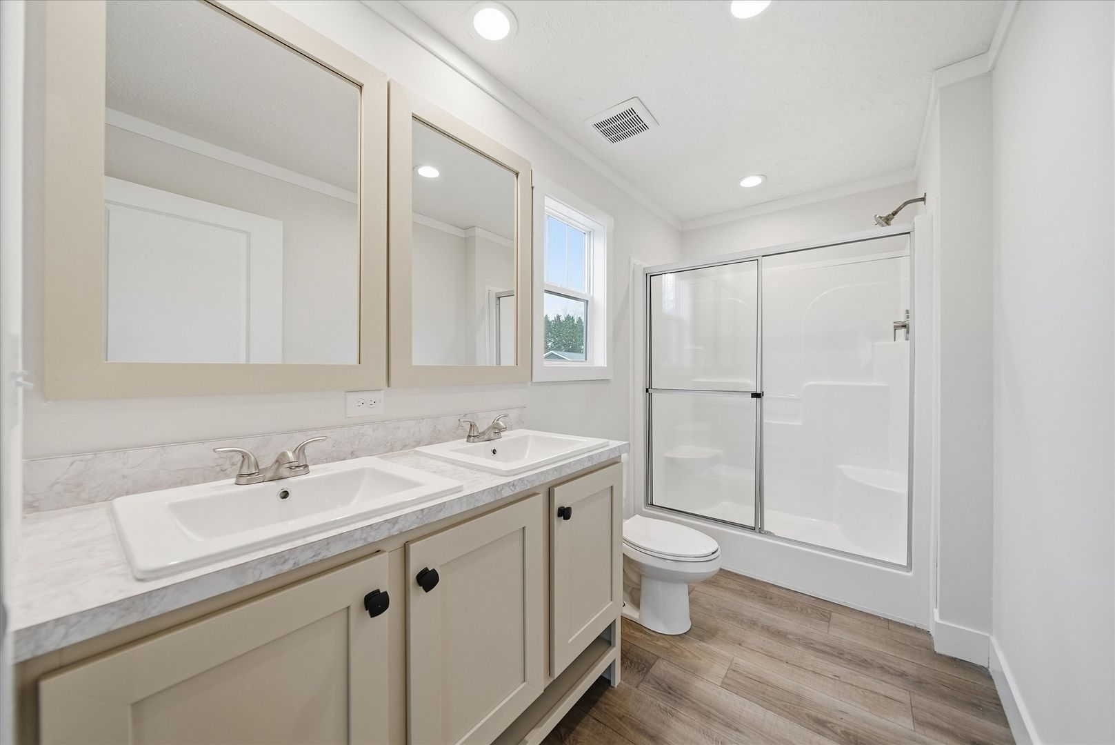 Hickory Apartment: 2102 24th St NE