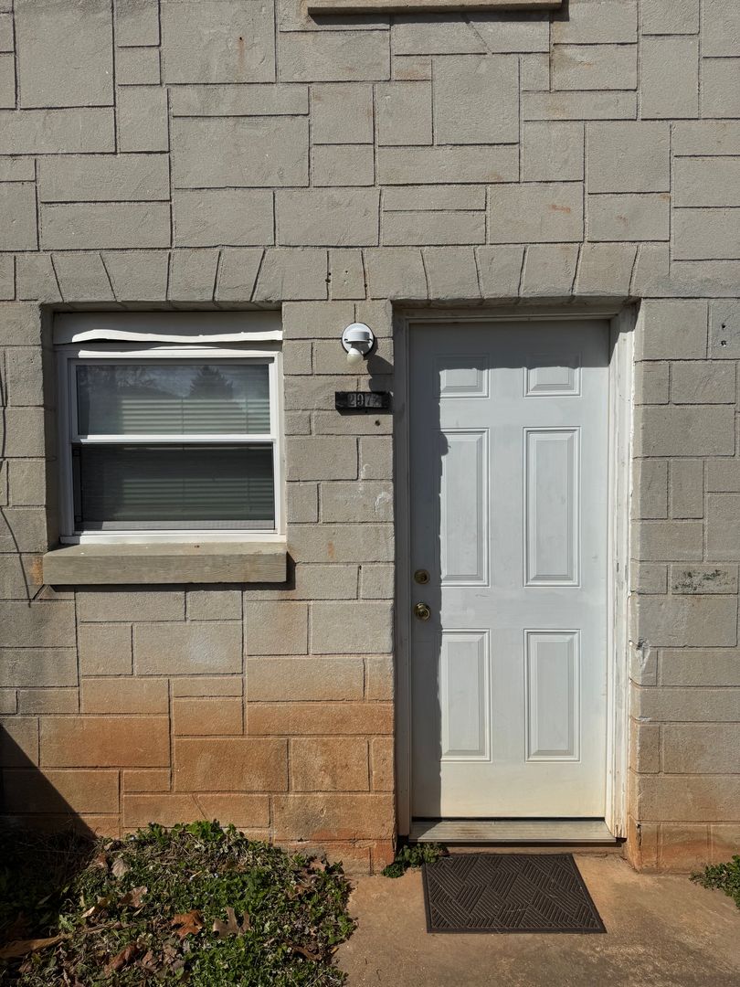 Hickory Apartment: 2964 Old Shelby Rd