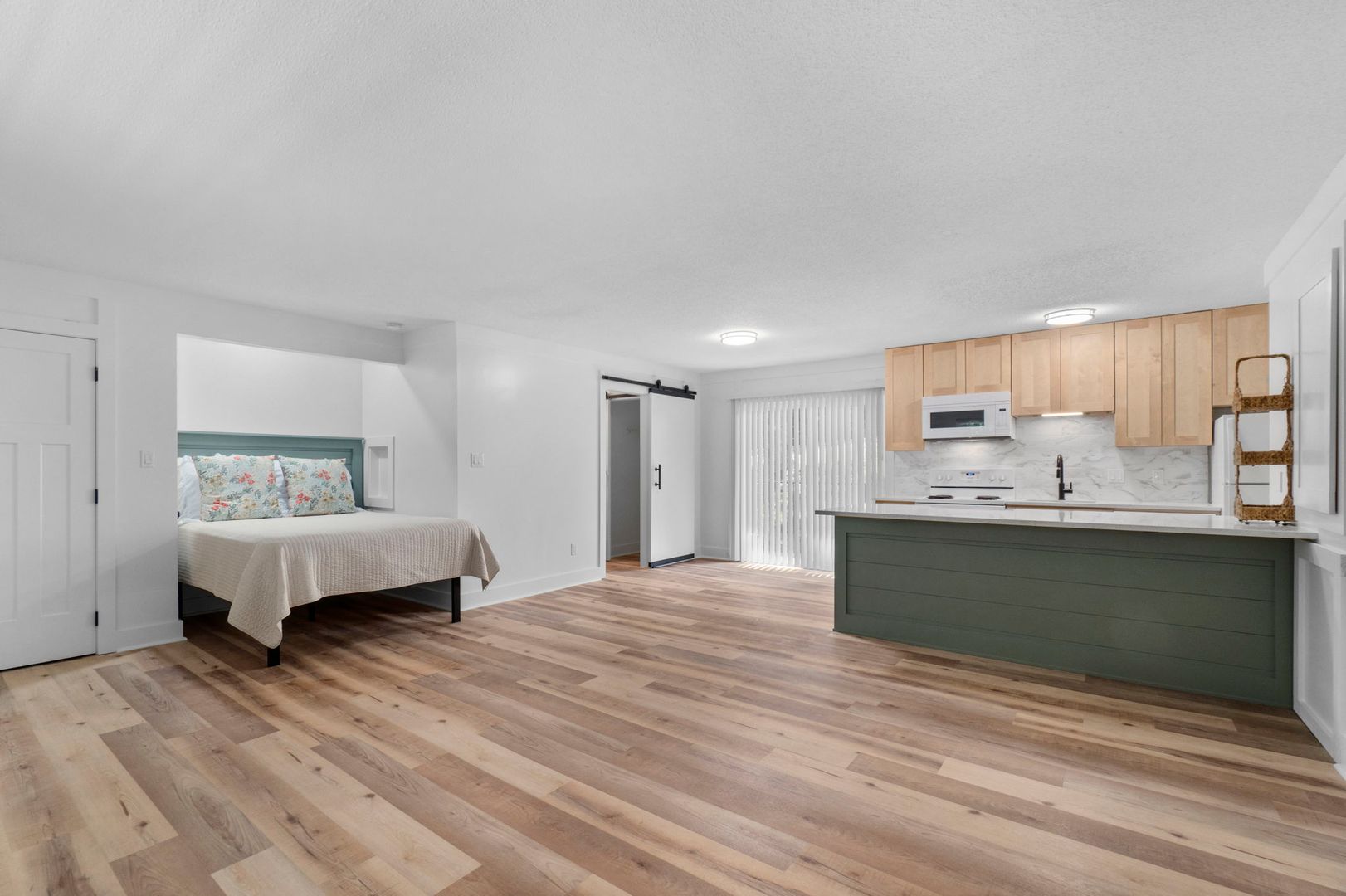 Hickory Apartment: 230 13th Ave Pl NW