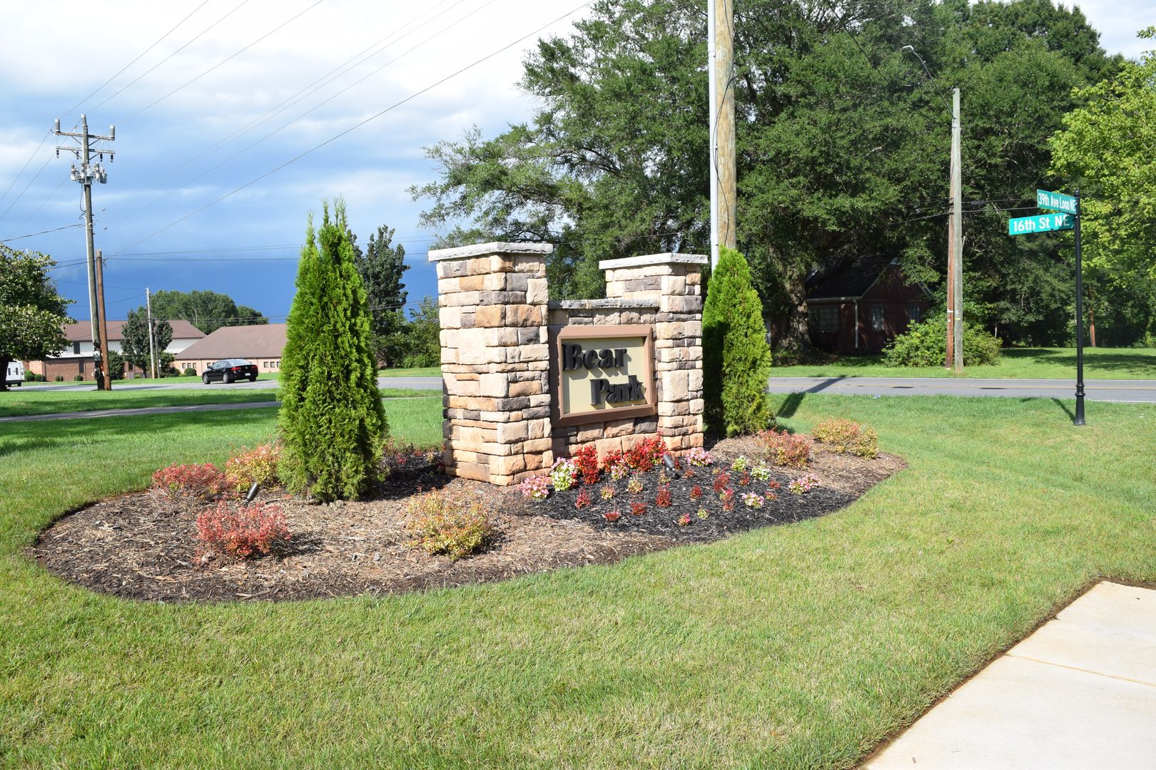 Hickory House: 1530 39th Ave Loop NE #5