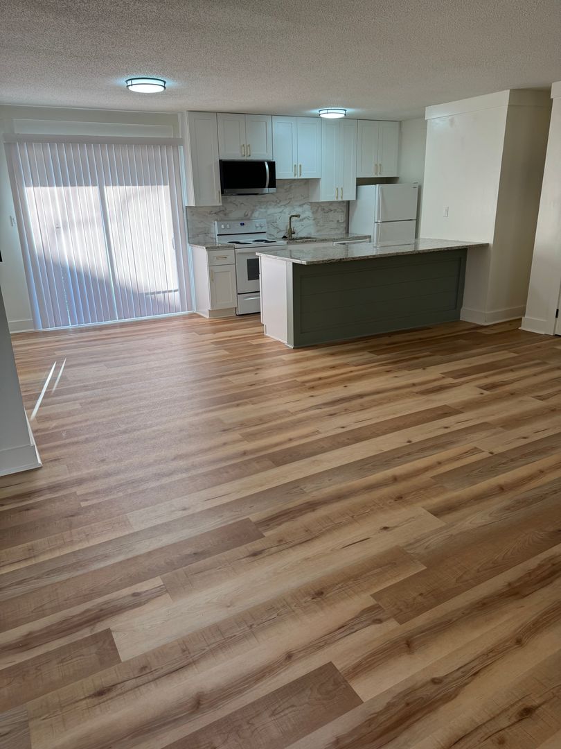 Hickory Apartment: 230 13th Ave Pl NW