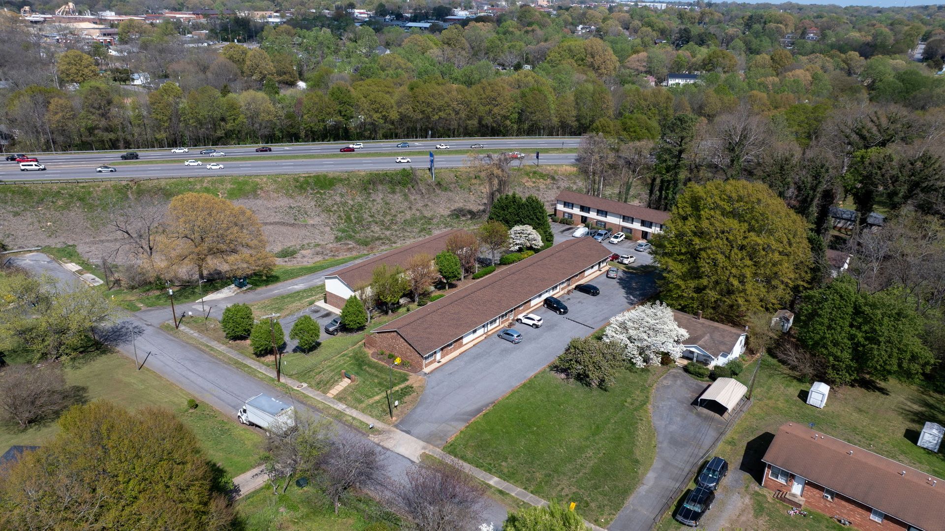 Hickory Apartment: 525 12th St SW