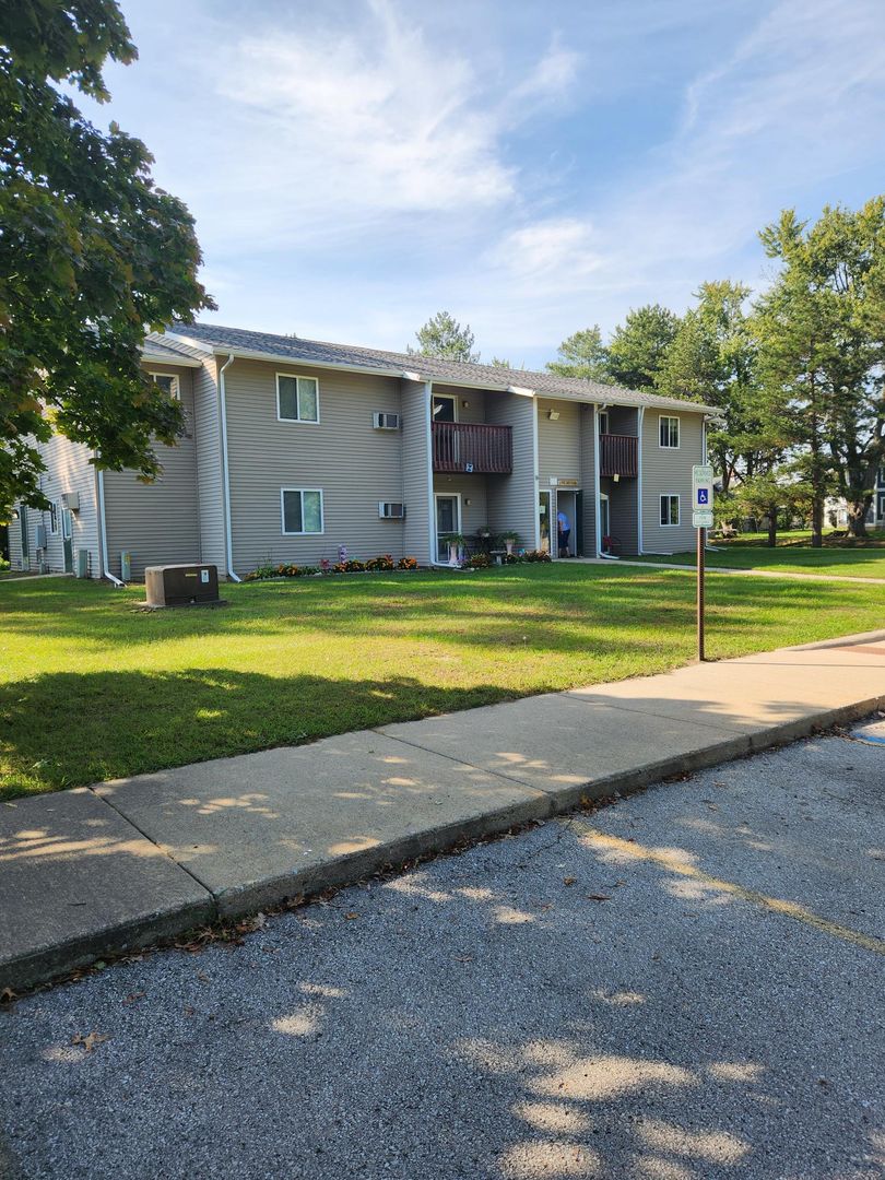 Petersburg Apartment: 101 W. Madison A08