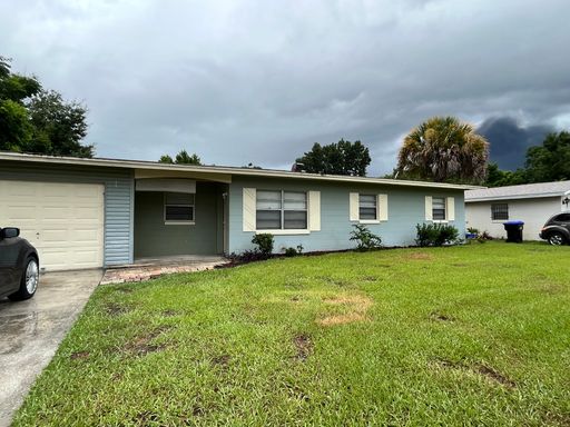 Large Single-family home features 3 bedrooms, 1.5 bathrooms. – photo 1