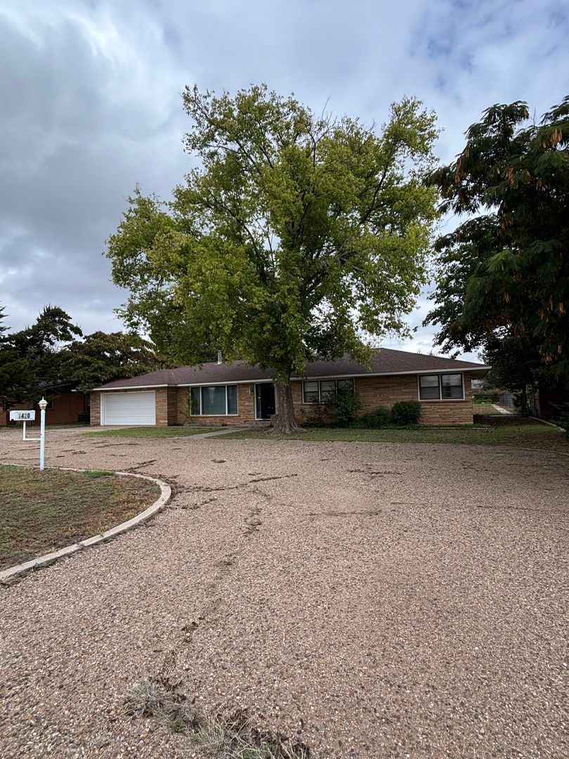 Clovis House: 1420 E. 21st