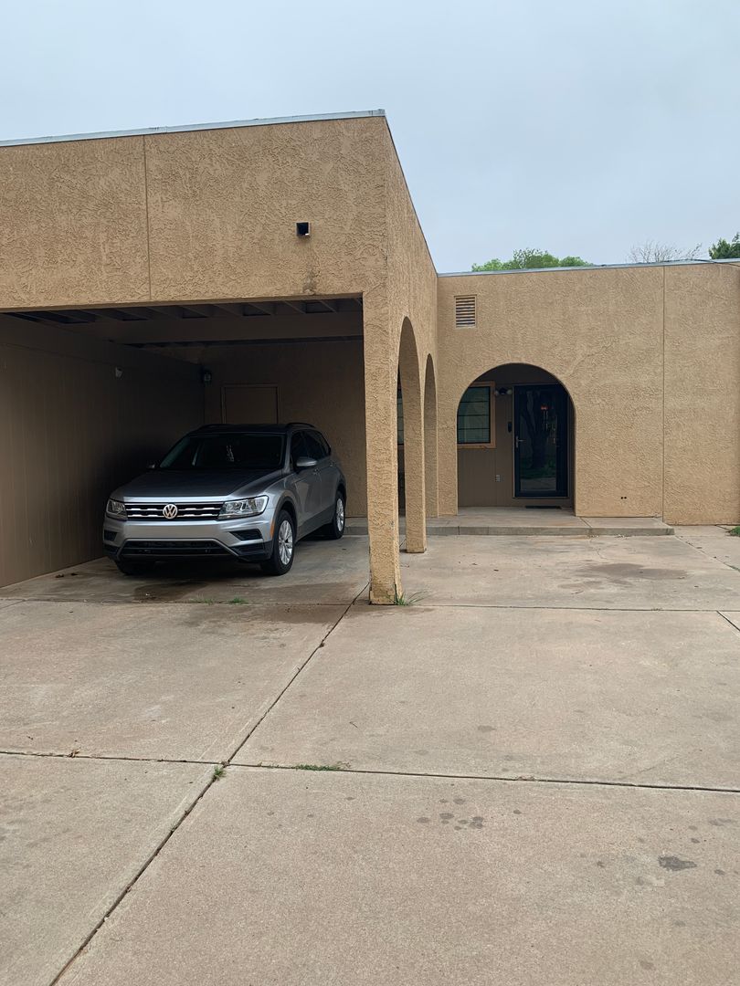 Clovis House: 1032 Mockingbird Apt. B