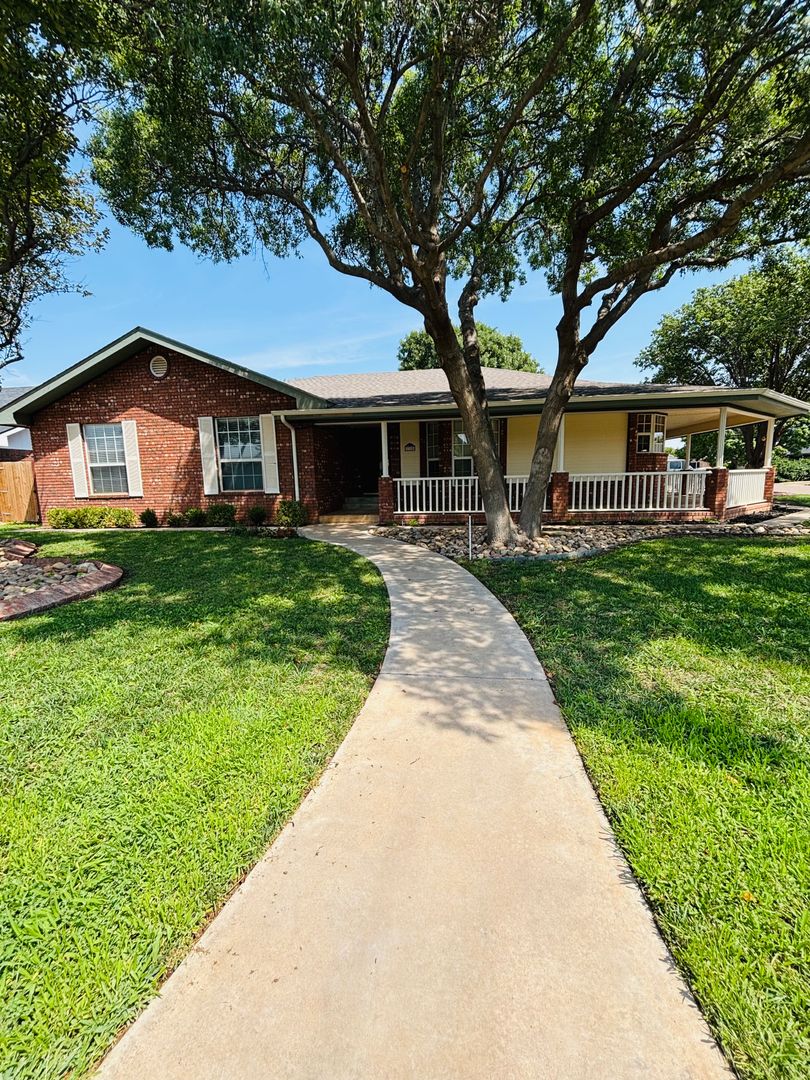 Clovis House: 2328 Hammond Blvd.