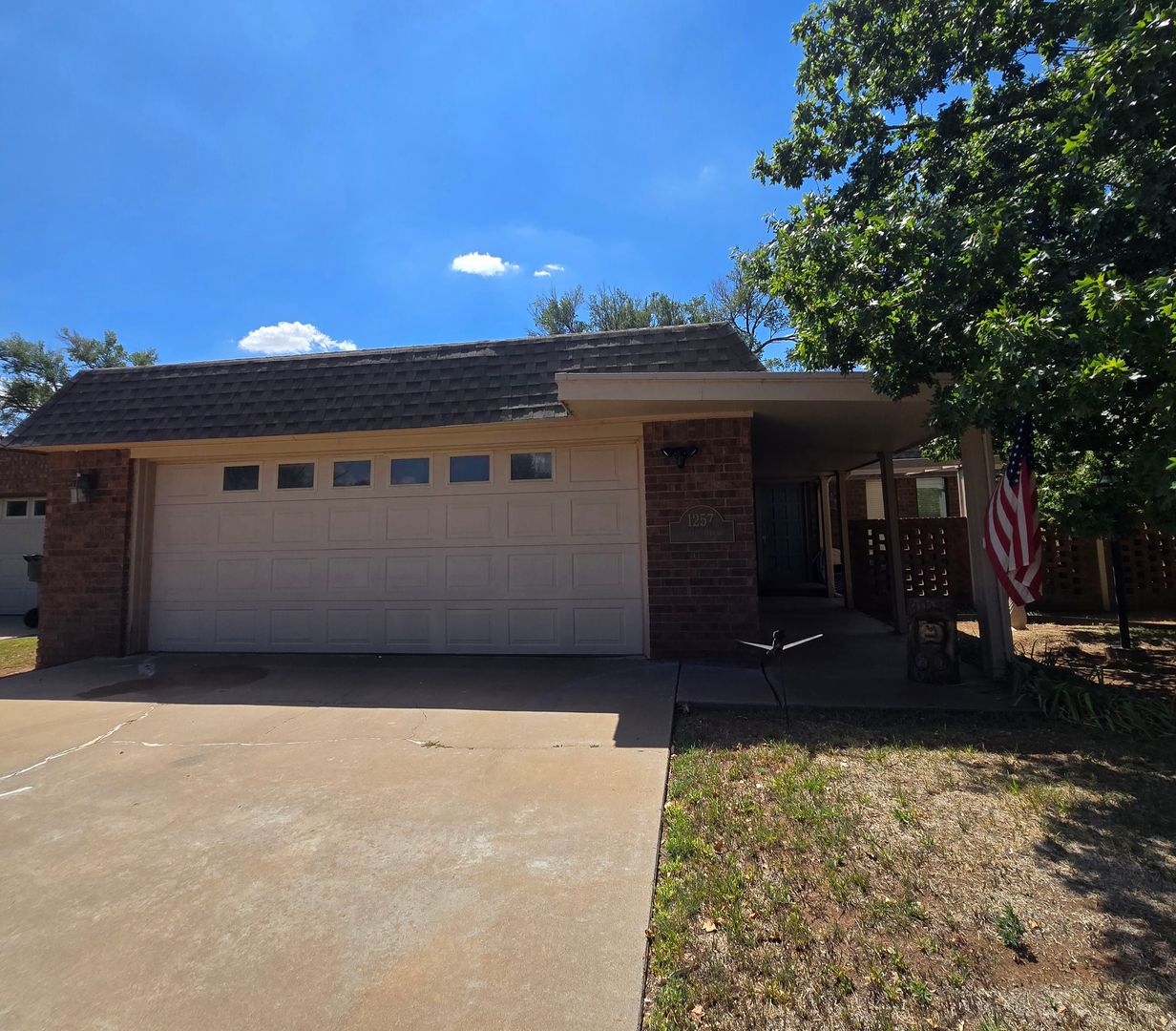 Clovis House: 1257 Colonial Pkwy