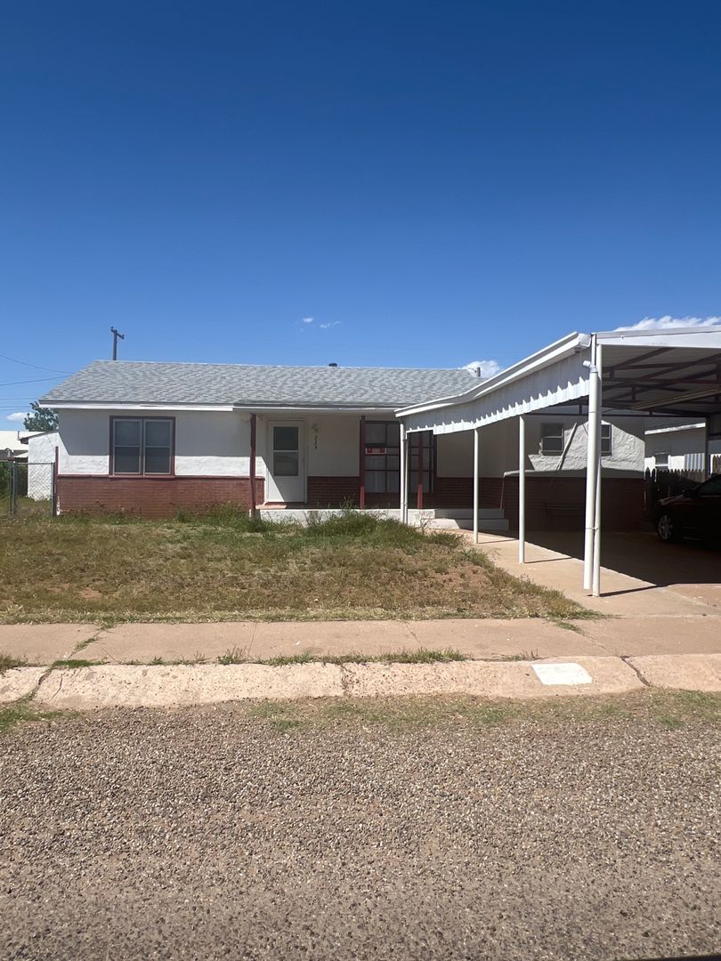 Clovis House: 224 E Plaza