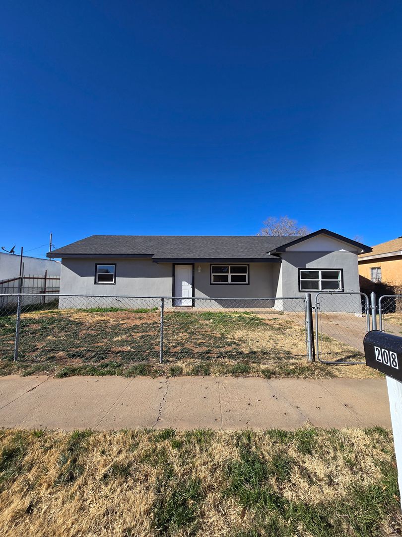 Clovis House: 208 Lincoln Ave