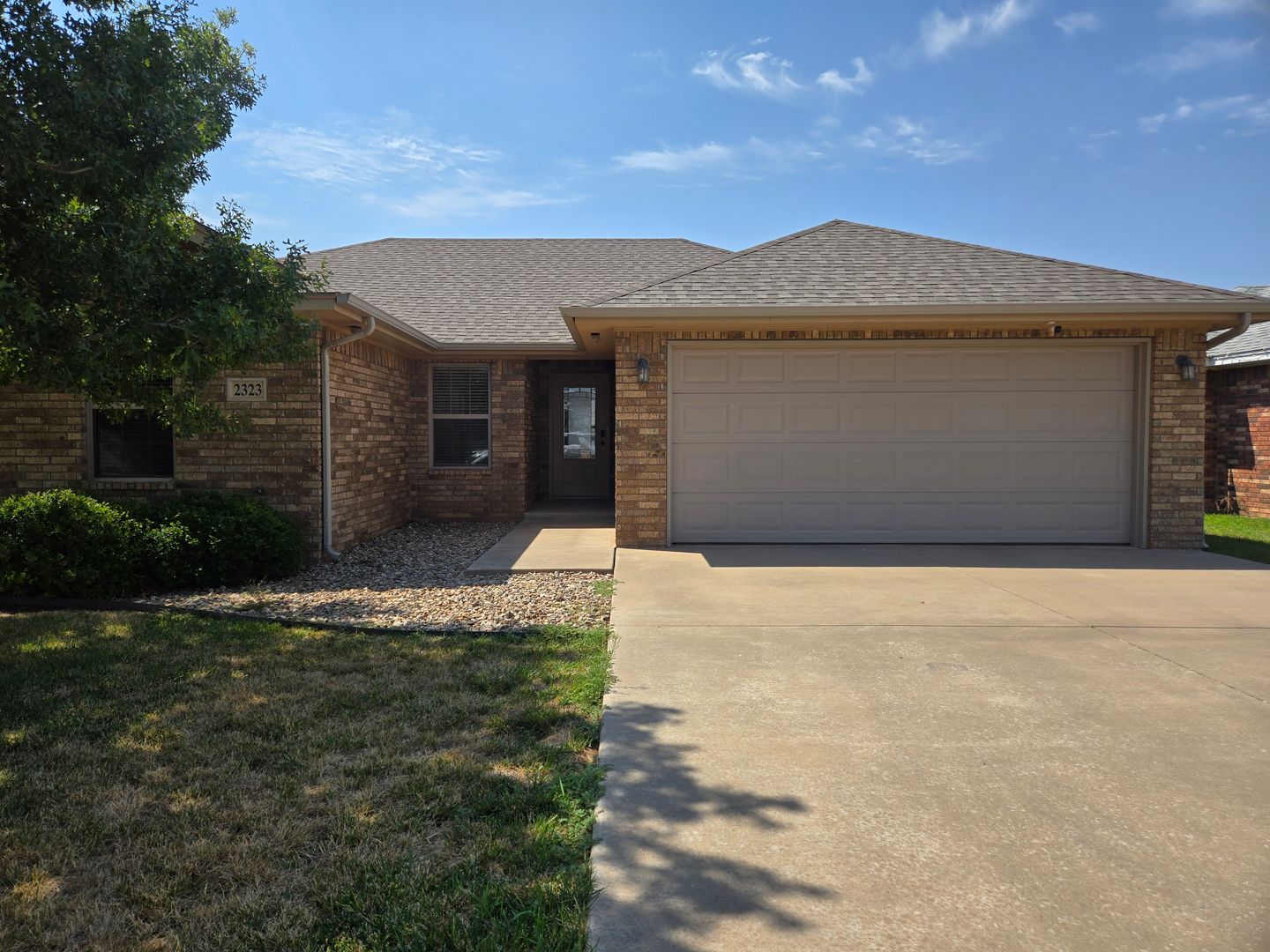 Clovis House: 2323 Flagstone Dr