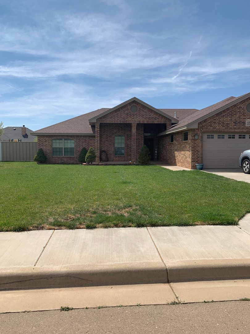Clovis House: 4320 Springwood Dr.