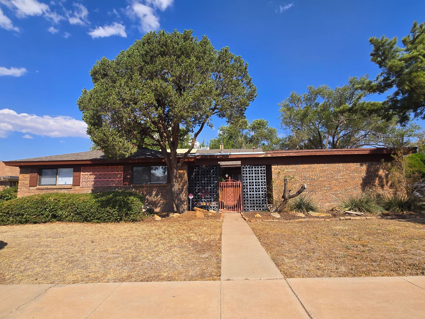 Clovis House: 1640 Courtland Cir