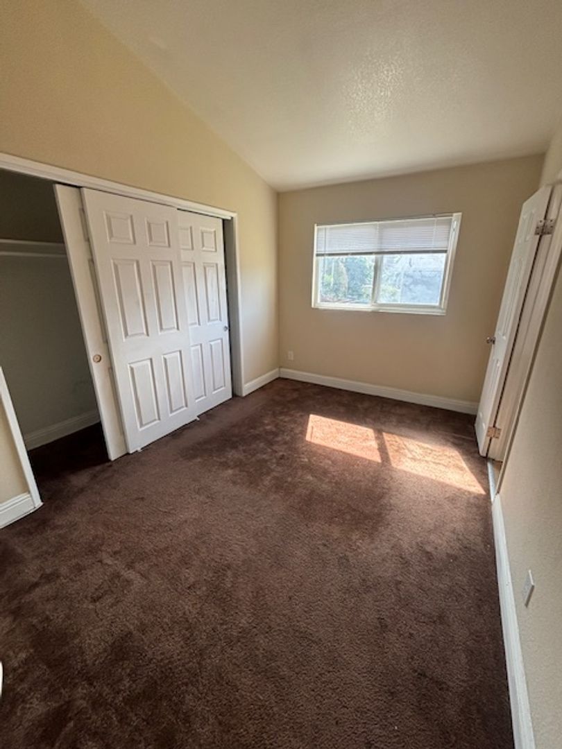 Oakland Apartment: 8290 Macarthur Blvd